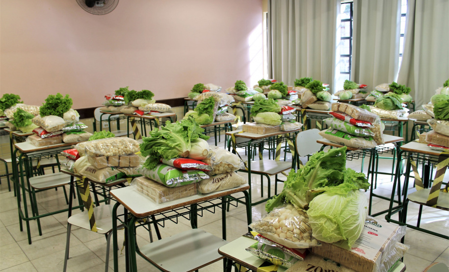 Os colégios estaduais do Paraná realizam nesta sexta-feira (16) mais uma distribuição de alimentos da merenda escolar. Curitiba, 14/04/2021  - Foto:  Silvio Turra/Seed-PR