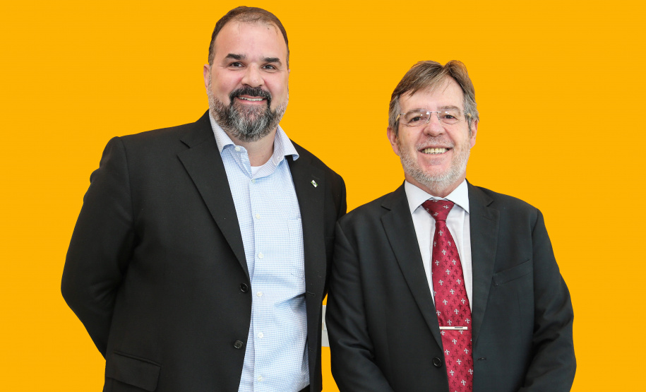 João Evaristo Debiasi, secretário de Estado da Comunicação Social e da Cultura e Michel Micheleto, diretor executivo da rádio Banda B e presidente da Associação das Emissoras de Radiodifusão do Paraná (Aerp)  -  Foto: Geraldo Bubniak/AEN