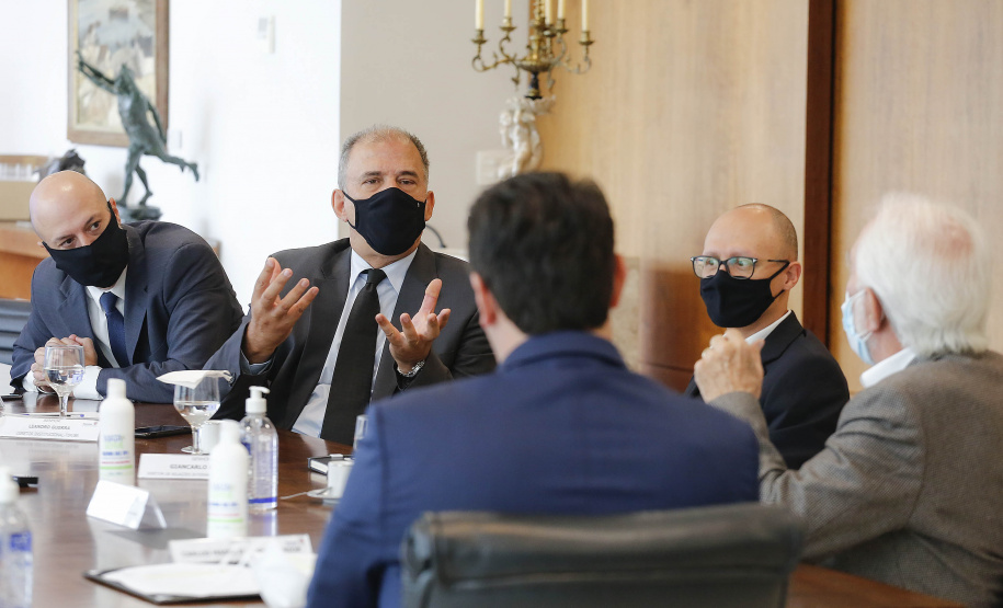 A TIM Brasil anunciou, nesta quinta-feira (15), que estenderá sua rede 4G para novos pontos no Interior do Estado. O novo plano foi anunciado no Palácio Iguaçu, pelo governador Carlos Massa Ratinho Junior e pelo CEO da TIM Brasil, Pietro Labriola. - Curitiba, 15/04/2021 - Foto: Jonathan Campos/AEN