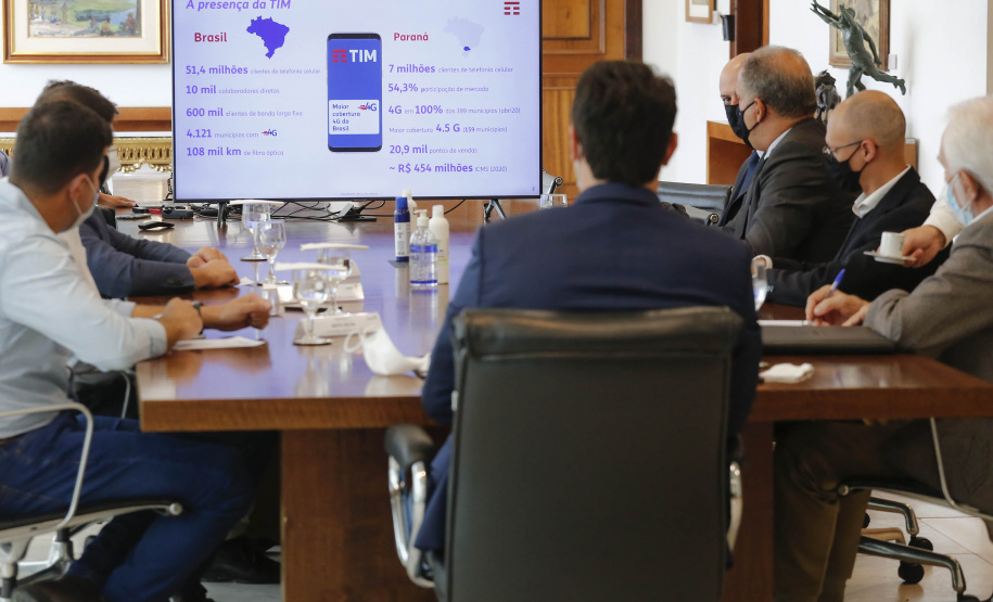A TIM Brasil anunciou, nesta quinta-feira (15), que estenderá sua rede 4G para novos pontos no Interior do Estado. O novo plano foi anunciado no Palácio Iguaçu, pelo governador Carlos Massa Ratinho Junior e pelo CEO da TIM Brasil, Pietro Labriola. - Curitiba, 15/04/2021 - Foto: Jonathan Campos/AEN