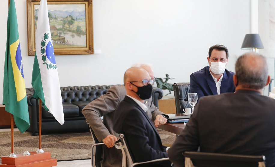 A TIM Brasil anunciou, nesta quinta-feira (15), que estenderá sua rede 4G para novos pontos no Interior do Estado. O novo plano foi anunciado no Palácio Iguaçu, pelo governador Carlos Massa Ratinho Junior e pelo CEO da TIM Brasil, Pietro Labriola. - Curitiba, 15/04/2021 - Foto: Jonathan Campos/AEN