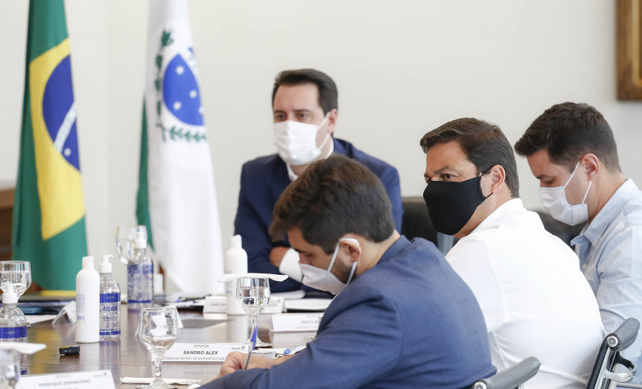 A TIM Brasil anunciou, nesta quinta-feira (15), que estenderá sua rede 4G para novos pontos no Interior do Estado. O novo plano foi anunciado no Palácio Iguaçu, pelo governador Carlos Massa Ratinho Junior e pelo CEO da TIM Brasil, Pietro Labriola. - Curitiba, 15/04/2021 - Foto: Jonathan Campos/AEN