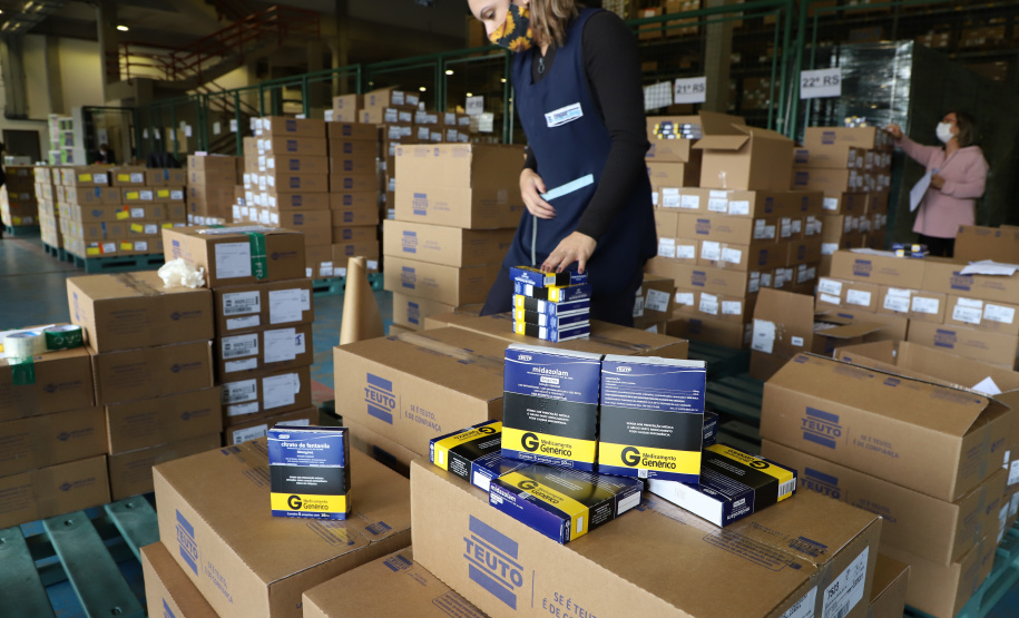 A Secretaria Estadual de Saúde distribui, nesta sexta-feira (16), seu maior lote de medicamentos que integram o chamado kit intubação, utilizado na intubação de pacientes com quadros graves de Covid-19, desde do início da pandemia. Destinados a todas as Regionais do Paraná, a remessa totaliza 319.050 ampolas de medicamentos, divididos entre bloqueadores neuromusculares, sedativos e analgésicos. -  Curitiba, 16/04/2021  -  Foto: Ari Dias/AEN