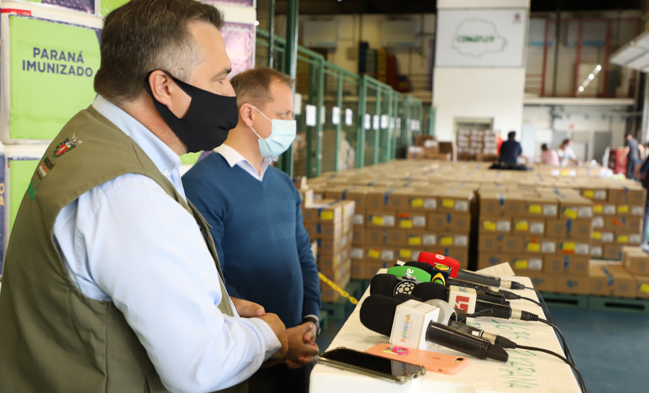 VACINAS ? Os medicamentos foram distribuídos às 22 Regionais de Saúde do Estado juntamente das 363.340 doses do 13º lote de vacinas contra Covid-19 e de 292.800 doses de vacina contra Influenza. - Curitiba, 16/04/2021 - Foto: Ari Dias/AEN