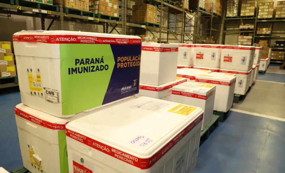 VACINAS ? Os medicamentos foram distribuídos às 22 Regionais de Saúde do Estado juntamente das 363.340 doses do 13º lote de vacinas contra Covid-19 e de 292.800 doses de vacina contra Influenza. - Curitiba, 16/04/2021 - Foto: Ari Dias/AEN