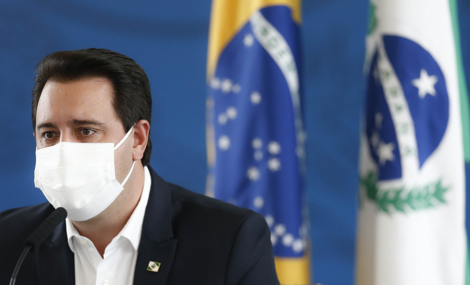 O governador Carlos Massa Ratinho é um dos signatários, ao lado de outros 22 chefes dos Executivos estaduais, de uma carta endereçada ao presidente dos Estados Unidos, Joe Biden, para propor parcerias e estratégias de financiamentos para reduzir o impacto das mudanças climáticas. - Curitiba, 16/04/2021 - Foto: Jonathan Campos/AEN