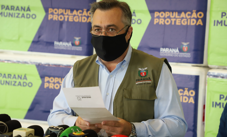 Mais 363.340 doses de vacinas contra o coronavírus foram distribuídas às 22 Regionais de Saúde do Paraná nesta sexta-feira (16). A 13ª remessa recebida pelo Ministério da Saúde é composta por 138.090 doses da CoronaVac, produzida pelo Instituto Butantan/Sinovac, e 225.250 doses da Covishield, produzida pela Universidade de Oxford/AstraZeneca/Fiocruz. Na foto, o secretário estadual da Saúde, Beto Preto - Curitiba, 16/04/2021  -  Foto: Ari Dias/AEN