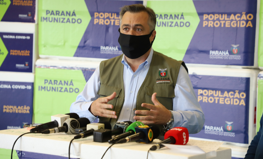 Mais 363.340 doses de vacinas contra o coronavírus foram distribuídas às 22 Regionais de Saúde do Paraná nesta sexta-feira (16). A 13ª remessa recebida pelo Ministério da Saúde é composta por 138.090 doses da CoronaVac, produzida pelo Instituto Butantan/Sinovac, e 225.250 doses da Covishield, produzida pela Universidade de Oxford/AstraZeneca/Fiocruz.  Na foto, o secretário estadual da Saúde, Beto Preto - Curitiba, 16/04/2021  -  Foto: Ari Dias/AEN