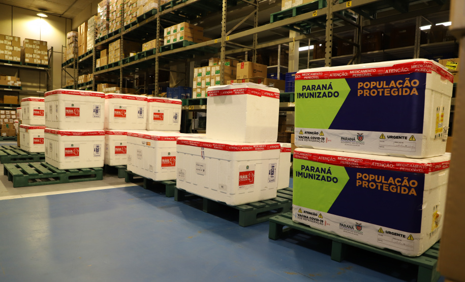 Mais 363.340 doses de vacinas contra o coronavírus foram distribuídas às 22 Regionais de Saúde do Paraná nesta sexta-feira (16). A 13ª remessa recebida pelo Ministério da Saúde é composta por 138.090 doses da CoronaVac, produzida pelo Instituto Butantan/Sinovac, e 225.250 doses da Covishield, produzida pela Universidade de Oxford/AstraZeneca/Fiocruz. - Curitiba, 16/04/2021  -  Foto: Ari Dias/AEN