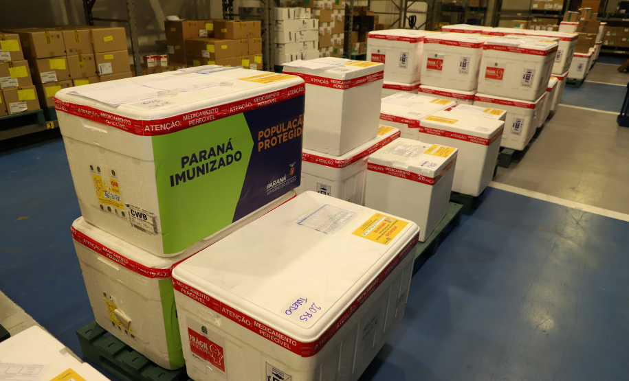 Mais 363.340 doses de vacinas contra o coronavírus foram distribuídas às 22 Regionais de Saúde do Paraná nesta sexta-feira (16). A 13ª remessa recebida pelo Ministério da Saúde é composta por 138.090 doses da CoronaVac, produzida pelo Instituto Butantan/Sinovac, e 225.250 doses da Covishield, produzida pela Universidade de Oxford/AstraZeneca/Fiocruz. - Curitiba, 16/04/2021  -  Foto: Ari Dias/AEN