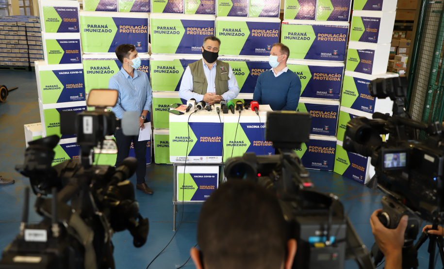 Mais 363.340 doses de vacinas contra o coronavírus foram distribuídas às 22 Regionais de Saúde do Paraná nesta sexta-feira (16). A 13ª remessa recebida pelo Ministério da Saúde é composta por 138.090 doses da CoronaVac, produzida pelo Instituto Butantan/Sinovac, e 225.250 doses da Covishield, produzida pela Universidade de Oxford/AstraZeneca/Fiocruz. - Curitiba, 16/04/2021  -  Foto: Ari Dias/AEN