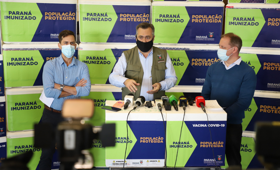 Mais 363.340 doses de vacinas contra o coronavírus foram distribuídas às 22 Regionais de Saúde do Paraná nesta sexta-feira (16). A 13ª remessa recebida pelo Ministério da Saúde é composta por 138.090 doses da CoronaVac, produzida pelo Instituto Butantan/Sinovac, e 225.250 doses da Covishield, produzida pela Universidade de Oxford/AstraZeneca/Fiocruz. - Curitiba, 16/04/2021  -  Foto: Ari Dias/AEN