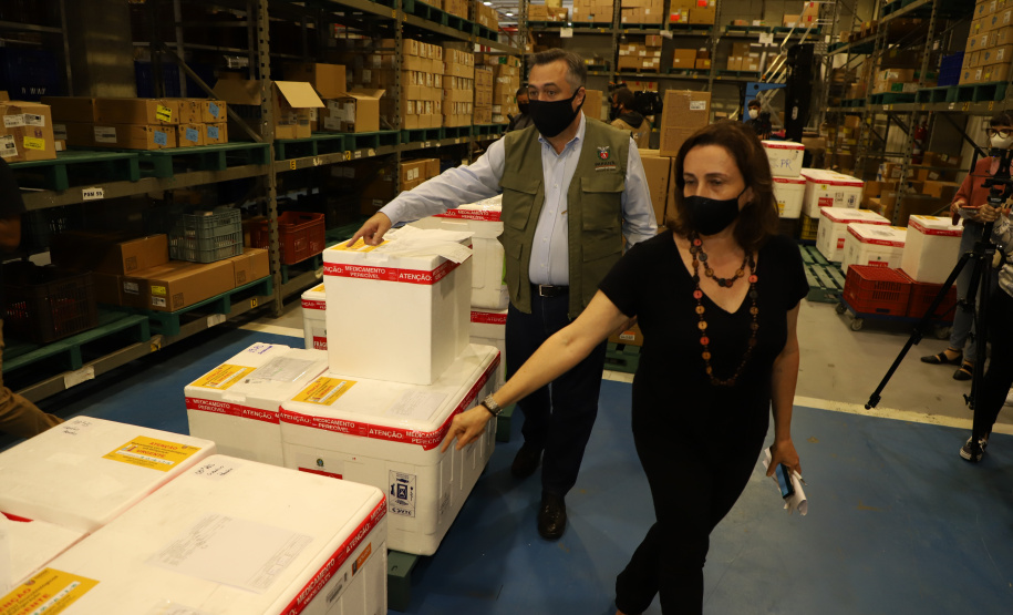 Mais 363.340 doses de vacinas contra o coronavírus foram distribuídas às 22 Regionais de Saúde do Paraná nesta sexta-feira (16). A 13ª remessa recebida pelo Ministério da Saúde é composta por 138.090 doses da CoronaVac, produzida pelo Instituto Butantan/Sinovac, e 225.250 doses da Covishield, produzida pela Universidade de Oxford/AstraZeneca/Fiocruz. - Curitiba, 16/04/2021  -  Foto: Ari Dias/AEN