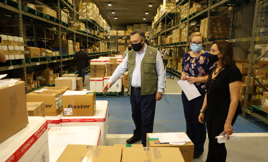 Mais 363.340 doses de vacinas contra o coronavírus foram distribuídas às 22 Regionais de Saúde do Paraná nesta sexta-feira (16). A 13ª remessa recebida pelo Ministério da Saúde é composta por 138.090 doses da CoronaVac, produzida pelo Instituto Butantan/Sinovac, e 225.250 doses da Covishield, produzida pela Universidade de Oxford/AstraZeneca/Fiocruz. - Curitiba, 16/04/2021  -  Foto: Ari Dias/AEN