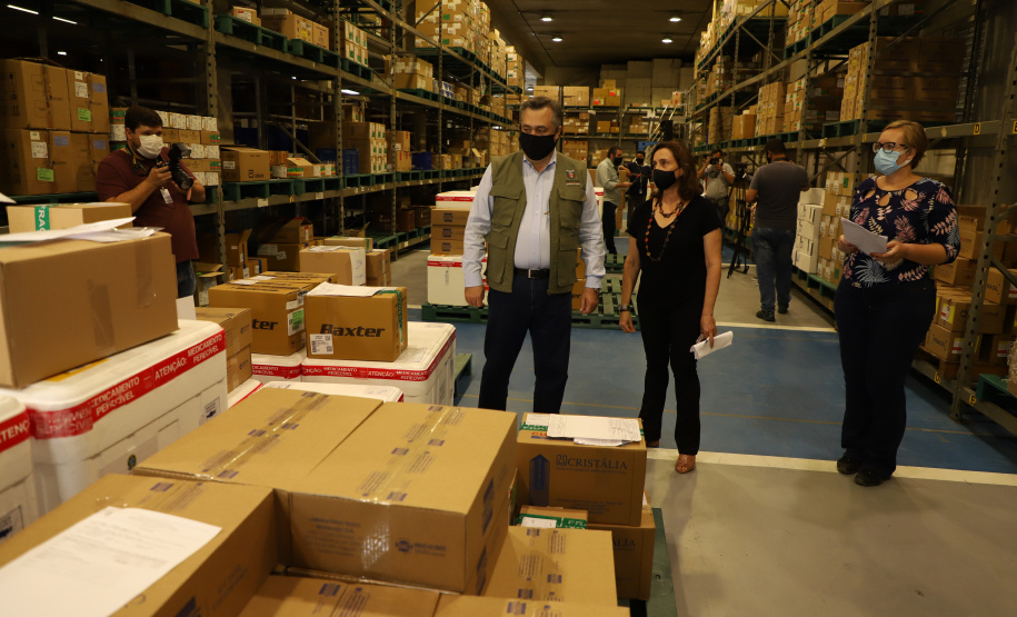 Mais 363.340 doses de vacinas contra o coronavírus foram distribuídas às 22 Regionais de Saúde do Paraná nesta sexta-feira (16). A 13ª remessa recebida pelo Ministério da Saúde é composta por 138.090 doses da CoronaVac, produzida pelo Instituto Butantan/Sinovac, e 225.250 doses da Covishield, produzida pela Universidade de Oxford/AstraZeneca/Fiocruz. - Curitiba, 16/04/2021  -  Foto: Ari Dias/AEN