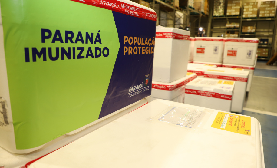 Mais 363.340 doses de vacinas contra o coronavírus foram distribuídas às 22 Regionais de Saúde do Paraná nesta sexta-feira (16). A 13ª remessa recebida pelo Ministério da Saúde é composta por 138.090 doses da CoronaVac, produzida pelo Instituto Butantan/Sinovac, e 225.250 doses da Covishield, produzida pela Universidade de Oxford/AstraZeneca/Fiocruz. - Curitiba, 16/04/2021  -  Foto: Ari Dias/AEN