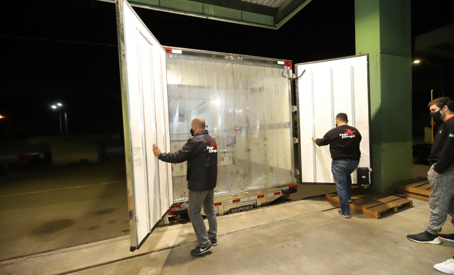 Vacina Lote Um novo carregamento com 368.050 doses de vacinas contra a Covid-19 chega no Centro de Medicamentos do Paraná (Cemepar), em Curitiba, na noite desta quinta-feira (15). São 142.800 doses da CoronaVac/Butantan e 225.250 doses da vacina de Oxford/AstraZeneca/Fiocruz.Foto: Geraldo Bubniak/AEN