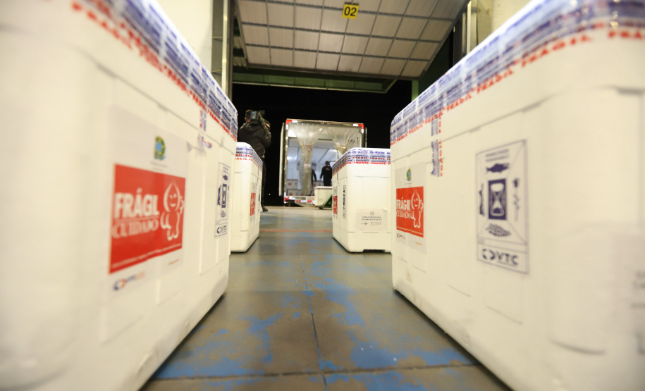 Vacina Lote Um novo carregamento com 368.050 doses de vacinas contra a Covid-19 chega no Centro de Medicamentos do Paraná (Cemepar), em Curitiba, na noite desta quinta-feira (15). São 142.800 doses da CoronaVac/Butantan e 225.250 doses da vacina de Oxford/AstraZeneca/Fiocruz.Foto: Geraldo Bubniak/AEN