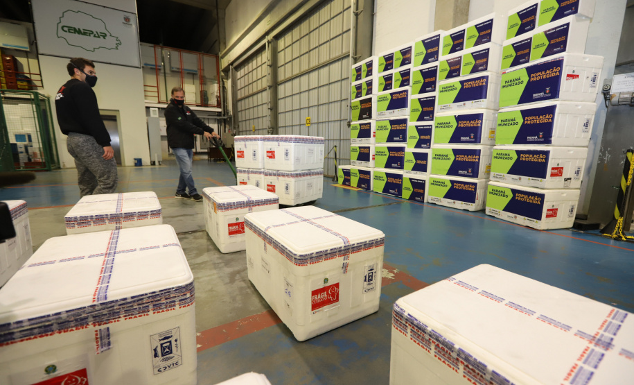 Vacina Lote Um novo carregamento com 368.050 doses de vacinas contra a Covid-19 chega no Centro de Medicamentos do Paraná (Cemepar), em Curitiba, na noite desta quinta-feira (15). São 142.800 doses da CoronaVac/Butantan e 225.250 doses da vacina de Oxford/AstraZeneca/Fiocruz.Foto: Geraldo Bubniak/AEN