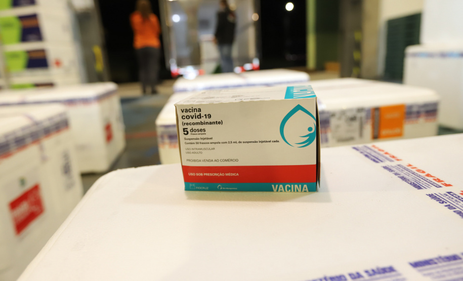 Vacina Lote Um novo carregamento com 368.050 doses de vacinas contra a Covid-19 chega no Centro de Medicamentos do Paraná (Cemepar), em Curitiba, na noite desta quinta-feira (15). São 142.800 doses da CoronaVac/Butantan e 225.250 doses da vacina de Oxford/AstraZeneca/Fiocruz.Foto: Geraldo Bubniak/AEN