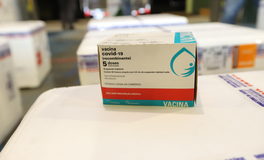 Vacina Lote Um novo carregamento com 368.050 doses de vacinas contra a Covid-19 chega no Centro de Medicamentos do Paraná (Cemepar), em Curitiba, na noite desta quinta-feira (15). São 142.800 doses da CoronaVac/Butantan e 225.250 doses da vacina de Oxford/AstraZeneca/Fiocruz.Foto: Geraldo Bubniak/AEN