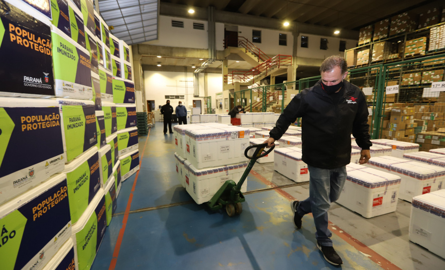 Vacina Lote Um novo carregamento com 368.050 doses de vacinas contra a Covid-19 chega no Centro de Medicamentos do Paraná (Cemepar), em Curitiba, na noite desta quinta-feira (15). São 142.800 doses da CoronaVac/Butantan e 225.250 doses da vacina de Oxford/AstraZeneca/Fiocruz.Foto: Geraldo Bubniak/AEN