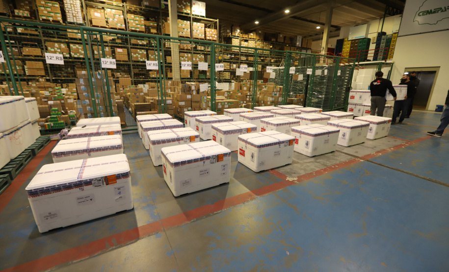 Vacina Lote Um novo carregamento com 368.050 doses de vacinas contra a Covid-19 chega no Centro de Medicamentos do Paraná (Cemepar), em Curitiba, na noite desta quinta-feira (15). São 142.800 doses da CoronaVac/Butantan e 225.250 doses da vacina de Oxford/AstraZeneca/Fiocruz.Foto: Geraldo Bubniak/AEN