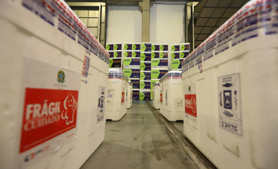 Vacina Lote Um novo carregamento com 368.050 doses de vacinas contra a Covid-19 chega no Centro de Medicamentos do Paraná (Cemepar), em Curitiba, na noite desta quinta-feira (15). São 142.800 doses da CoronaVac/Butantan e 225.250 doses da vacina de Oxford/AstraZeneca/Fiocruz.Foto: Geraldo Bubniak/AEN