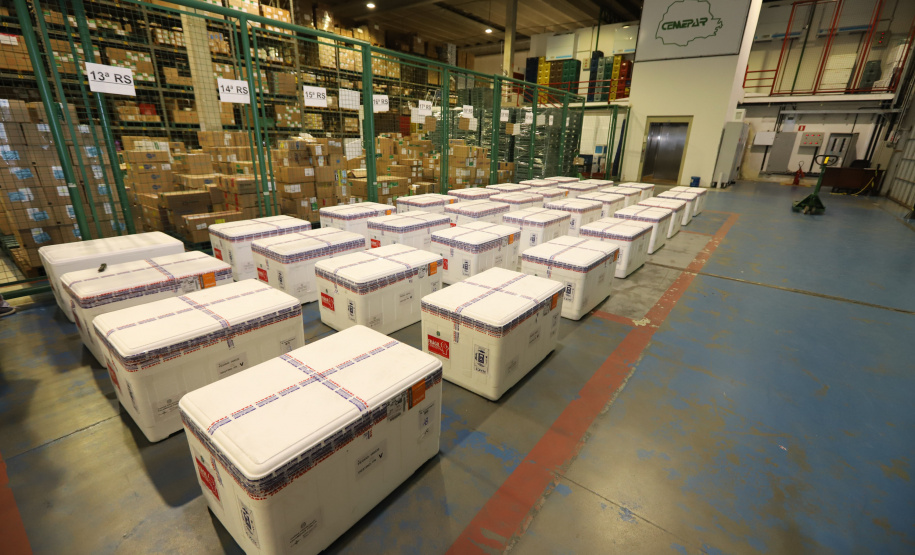 Vacina Lote Um novo carregamento com 368.050 doses de vacinas contra a Covid-19 chega no Centro de Medicamentos do Paraná (Cemepar), em Curitiba, na noite desta quinta-feira (15). São 142.800 doses da CoronaVac/Butantan e 225.250 doses da vacina de Oxford/AstraZeneca/Fiocruz.Foto: Geraldo Bubniak/AEN