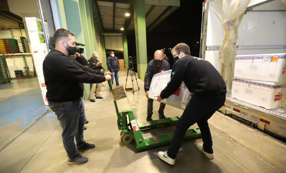 Vacina Lote Um novo carregamento com 368.050 doses de vacinas contra a Covid-19 chega no Centro de Medicamentos do Paraná (Cemepar), em Curitiba, na noite desta quinta-feira (15). São 142.800 doses da CoronaVac/Butantan e 225.250 doses da vacina de Oxford/AstraZeneca/Fiocruz.Foto: Geraldo Bubniak/AEN