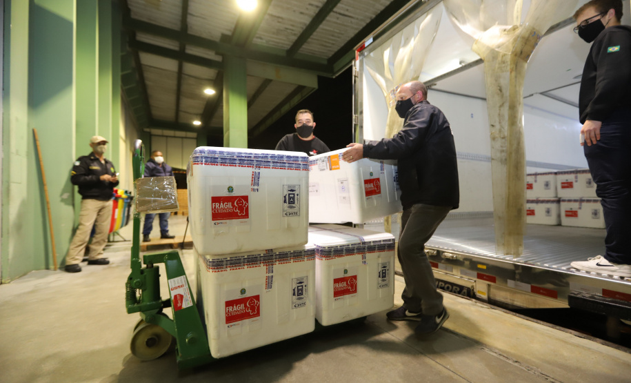 Vacina Lote Um novo carregamento com 368.050 doses de vacinas contra a Covid-19 chega no Centro de Medicamentos do Paraná (Cemepar), em Curitiba, na noite desta quinta-feira (15). São 142.800 doses da CoronaVac/Butantan e 225.250 doses da vacina de Oxford/AstraZeneca/Fiocruz.Foto: Geraldo Bubniak/AEN