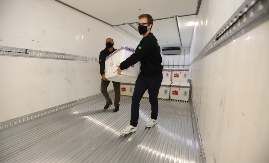 Vacina Lote Um novo carregamento com 368.050 doses de vacinas contra a Covid-19 chega no Centro de Medicamentos do Paraná (Cemepar), em Curitiba, na noite desta quinta-feira (15). São 142.800 doses da CoronaVac/Butantan e 225.250 doses da vacina de Oxford/AstraZeneca/Fiocruz.Foto: Geraldo Bubniak/AEN