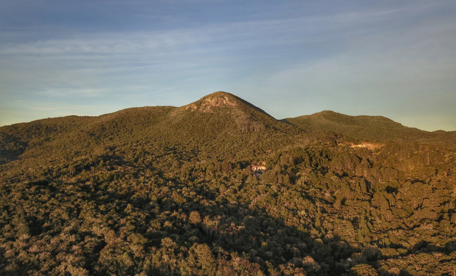 132 servidores municipais e estaduais passam por capacitação para operar o sistema do Cadastro Estadual de Unidades de Conservação e Áreas Protegidas (CEUC). Os treinamentos têm como objetivo orientar os municípios sobre o cadastramento das suas Unidades de Conservação. - Morro do Anhangava. Foto: José Fernando Ogura/ANPr