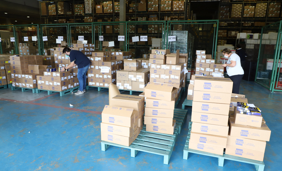 A Secretaria Estadual de Saúde distribui, nesta sexta-feira (16), seu maior lote de medicamentos que integram o chamado kit intubação, utilizado na intubação de pacientes com quadros graves de Covid-19, desde do início da pandemia. Destinados a todas as Regionais do Paraná, a remessa totaliza 319.050 ampolas de medicamentos, divididos entre bloqueadores neuromusculares, sedativos e analgésicos. - Curitiba, 16/04/2021 - Foto: Ari Dias/AEN