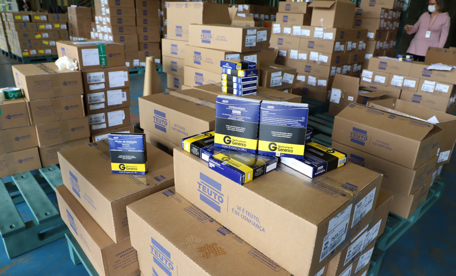 A Secretaria Estadual de Saúde distribui, nesta sexta-feira (16), seu maior lote de medicamentos que integram o chamado kit intubação, utilizado na intubação de pacientes com quadros graves de Covid-19, desde do início da pandemia. Destinados a todas as Regionais do Paraná, a remessa totaliza 319.050 ampolas de medicamentos, divididos entre bloqueadores neuromusculares, sedativos e analgésicos. - Curitiba, 16/04/2021 - Foto: Ari Dias/AEN