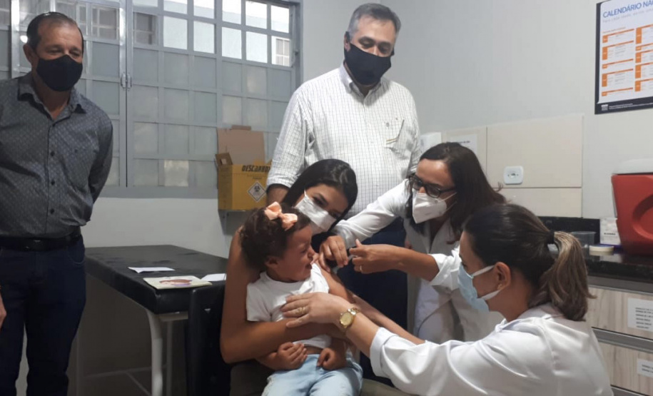 JARDIM ALEGRE - INFLUENZA - Em paralelo à campanha de vacinação contra a Covid-19, a vacinação contra a gripe também está em andamento. No município de Jardim Alegre, houve divisão dos períodos para os públicos. O secretário estadual da Saúde, Beto Preto, acompanhou a vacinação - Jardim Alegre, 17/04/2021 - Foto: SESA