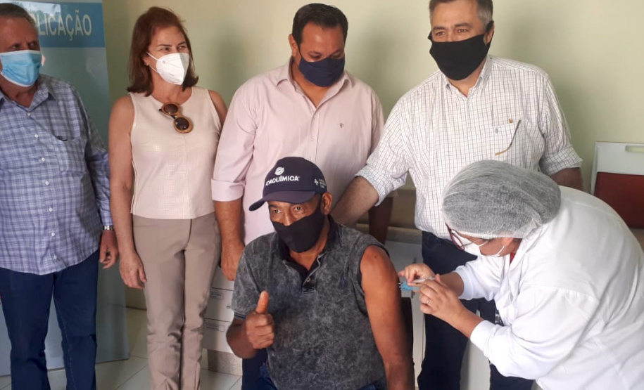 LUNARDELLI - Neste sábado (17), o secretário estadual da Saúde, Beto Preto acompanhou a vacinação nos municípios de Godoy Moreira, São João do Ivaí, Lunardelli, Jardim Alegre e Lidianópoilis. - Lunardelli, 17/04/2021 - Foto: SESA