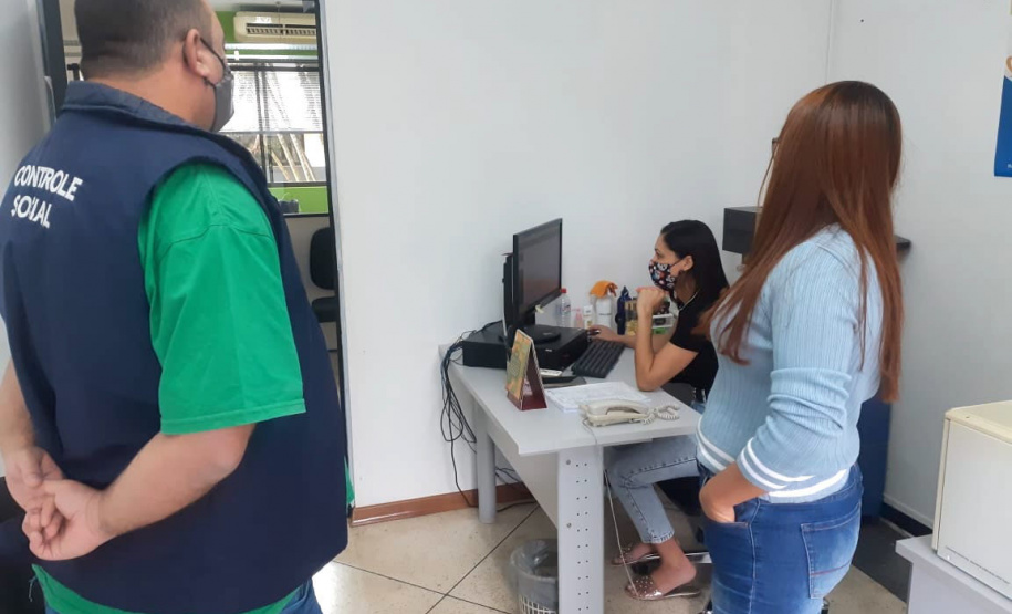 A equipe do programa CGE Itinerante, da Controladoria-Geral do Estadol (CGE), concluiumais um roteiro pelas cidades do interior do Paraná. Os servidores conferiram a distribuiçãoda vacina contra a Covid-19 e dos kits de merenda escolar para famílias com filhos na red estadual. - Foto: Divulgação CGE