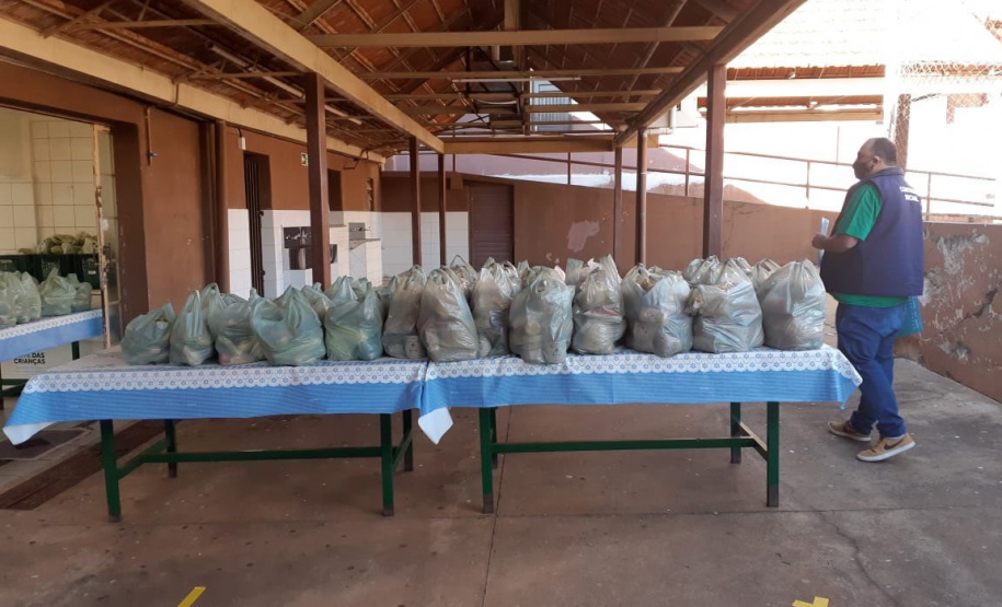 A equipe do programa CGE Itinerante, da Controladoria-Geral do Estadol (CGE), concluiumais um roteiro pelas cidades do interior do Paraná. Os servidores conferiram a distribuiçãoda vacina contra a Covid-19 e dos kits de merenda escolar para famílias com filhos na red estadual. - Foto: Divulgação CGE