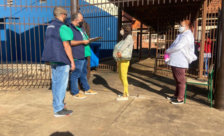 A equipe do programa CGE Itinerante, da Controladoria-Geral do Estadol (CGE), concluiumais um roteiro pelas cidades do interior do Paraná. Os servidores conferiram a distribuiçãoda vacina contra a Covid-19 e dos kits de merenda escolar para famílias com filhos na red estadual. - Foto: Divulgação CGE