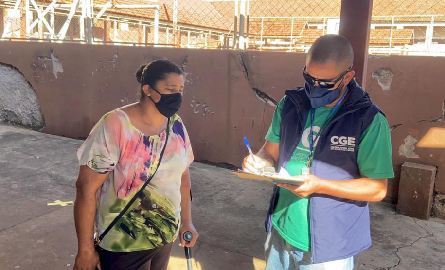 A equipe do programa CGE Itinerante, da Controladoria-Geral do Estadol (CGE), concluiumais um roteiro pelas cidades do interior do Paraná. Os servidores conferiram a distribuiçãoda vacina contra a Covid-19 e dos kits de merenda escolar para famílias com filhos na red estadual. - Foto: Divulgação CGE