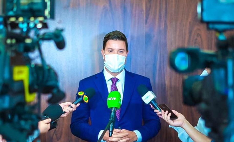 O chefe da Casa Civil, Guto Silva, entrega nesta segunda-feira (19) a Lei de Diretrizes Orçamentárias (LDO) de 2022 para análise dos deputados estaduais. O documento foi elaborado pela Secretaria de Estado da Fazenda. Foto: Guilherme Flores/Casa Civil