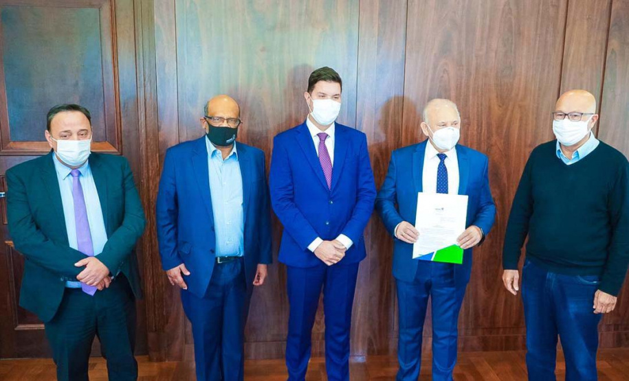 O chefe da Casa Civil, Guto Silva, entrega nesta segunda-feira (19) a Lei de Diretrizes Orçamentárias (LDO) de 2022 para análise dos deputados estaduais. O documento foi elaborado pela Secretaria de Estado da Fazenda. Foto: Guilherme Flores/Casa Civil