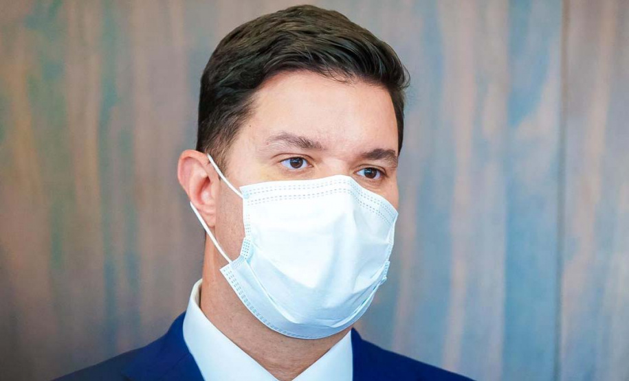 O chefe da Casa Civil, Guto Silva, entrega nesta segunda-feira (19) a Lei de Diretrizes Orçamentárias (LDO) de 2022 para análise dos deputados estaduais. O documento foi elaborado pela Secretaria de Estado da Fazenda. Foto: Guilherme Flores/Casa Civil