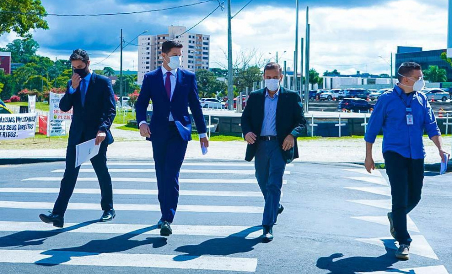 O chefe da Casa Civil, Guto Silva, entrega nesta segunda-feira (19) a Lei de Diretrizes Orçamentárias (LDO) de 2022 para análise dos deputados estaduais. O documento foi elaborado pela Secretaria de Estado da Fazenda. Foto: Guilherme Flores/Casa Civil