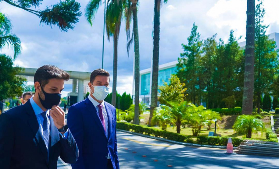 O chefe da Casa Civil, Guto Silva, entrega nesta segunda-feira (19) a Lei de Diretrizes Orçamentárias (LDO) de 2022 para análise dos deputados estaduais. O documento foi elaborado pela Secretaria de Estado da Fazenda. Foto: Guilherme Flores/Casa Civil