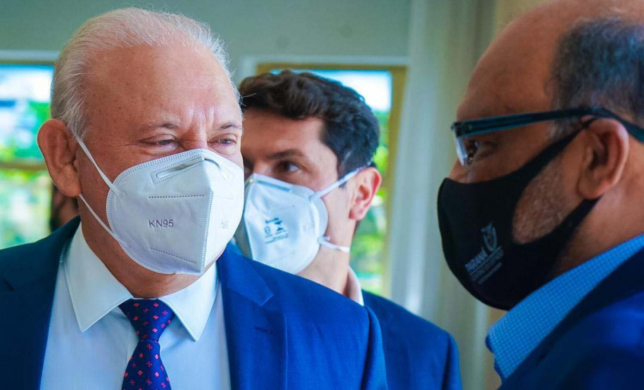 O chefe da Casa Civil, Guto Silva, entrega nesta segunda-feira (19) a Lei de Diretrizes Orçamentárias (LDO) de 2022 para análise dos deputados estaduais. O documento foi elaborado pela Secretaria de Estado da Fazenda. Foto: Guilherme Flores/Casa Civil