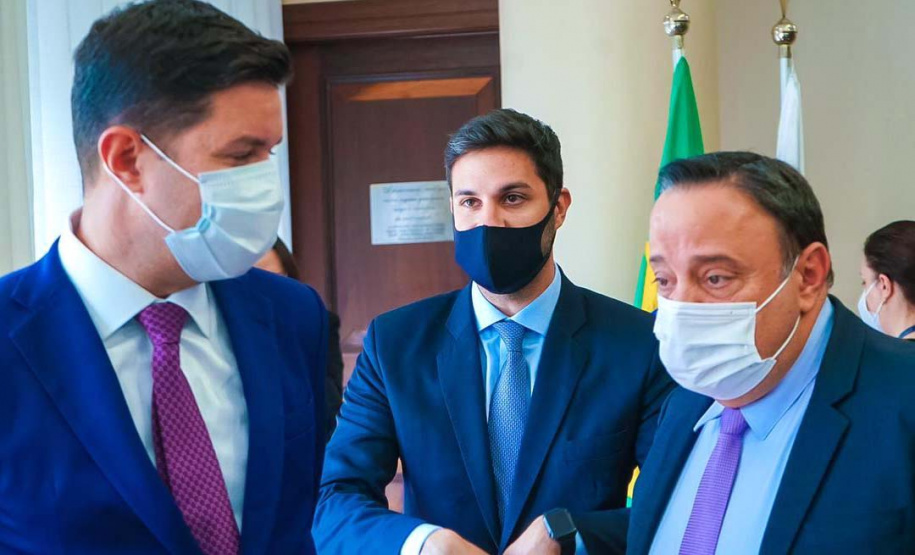 O chefe da Casa Civil, Guto Silva, entrega nesta segunda-feira (19) a Lei de Diretrizes Orçamentárias (LDO) de 2022 para análise dos deputados estaduais. O documento foi elaborado pela Secretaria de Estado da Fazenda. Foto: Guilherme Flores/Casa Civil