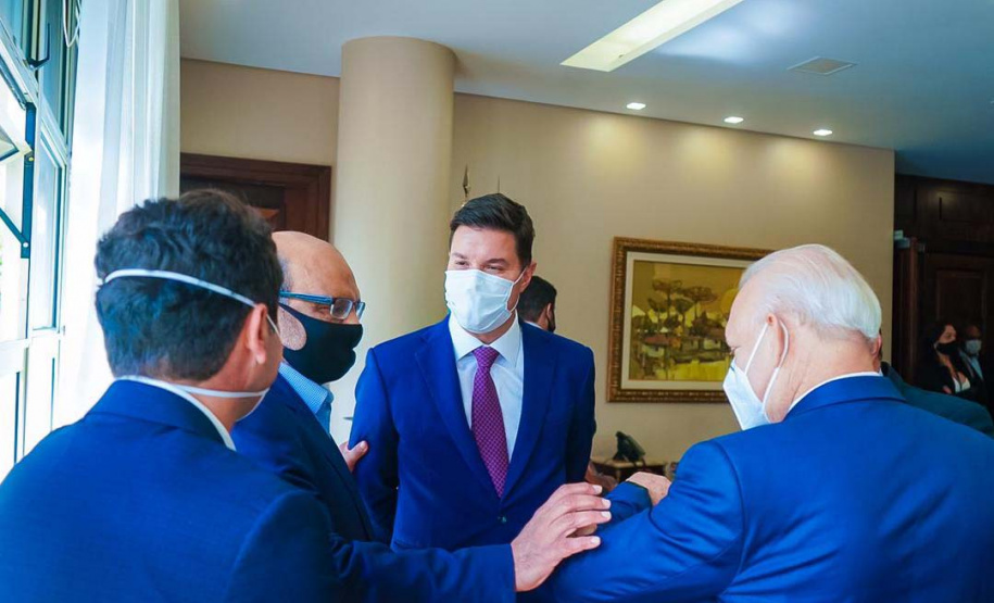 O chefe da Casa Civil, Guto Silva, entrega nesta segunda-feira (19) a Lei de Diretrizes Orçamentárias (LDO) de 2022 para análise dos deputados estaduais. O documento foi elaborado pela Secretaria de Estado da Fazenda. Foto: Guilherme Flores/Casa Civil