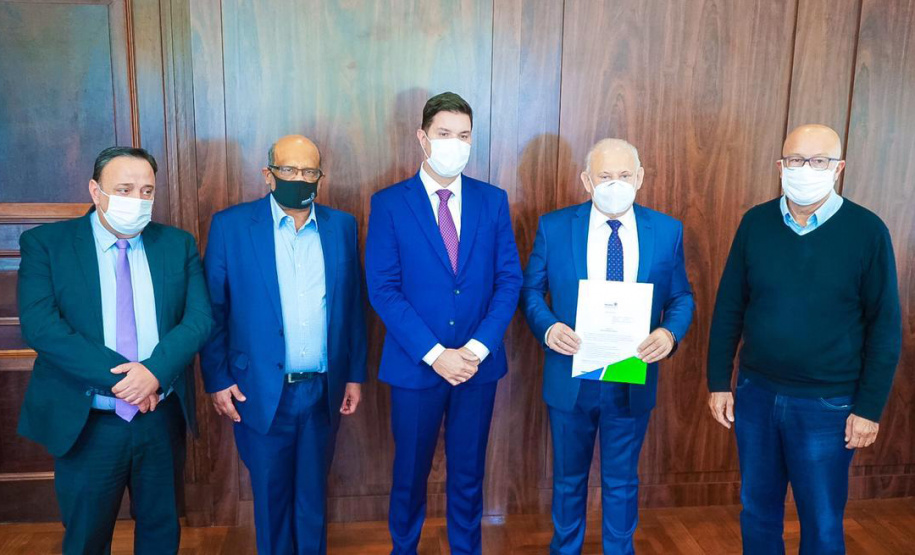 O chefe da Casa Civil, Guto Silva, entrega nesta segunda-feira (19) a Lei de Diretrizes Orçamentárias (LDO) de 2022 para análise dos deputados estaduais. O documento foi elaborado pela Secretaria de Estado da Fazenda. Foto: Guilherme Flores/Casa Civil